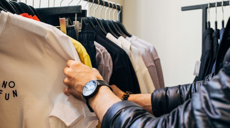 Busy shopping mall corridor with visitors — illustrating people counting and footfall analytics for malls